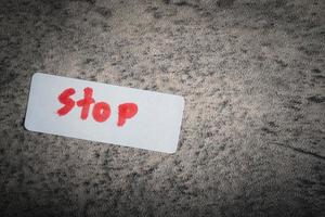 una hoja de papel después de escribir la palabra 'stop'. foto