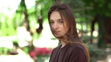 portrait de charmante jeune fille dans le parc video