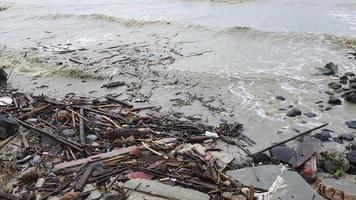 olas en una playa en el área de semat, jepara, java central. el estado del mar se ve sucio con basura video