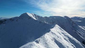 herrliche aussicht auf verschiedene berggipfel mit schnee im winter. wunderschöne Bergkette und erstaunliche Attraktion für alpine Kletterer. abenteuerlicher Lebensstil. anspruchsvoller Berggrat für Kletterer. video