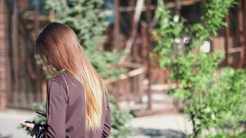 retrato de una joven encantadora en el parque video