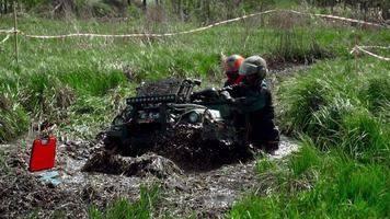 carrera en equipo a través del pantano en un vehículo todo terreno video
