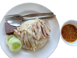 arroz con pollo hainanés servido en un plato con salsa para mojar