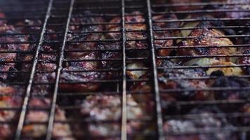 primer plano de la hora de verano de carne a la parrilla video