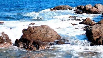 onde di il mare su il roccioso spiaggia video