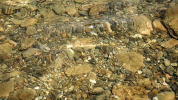 bellezza roccioso spiaggia. riva del mare con vawe e rocce video