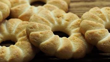 smakelijk koekjes biscuits Aan houten achtergrond video