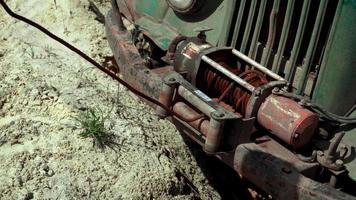 la carrera todoterreno a través del pantano video