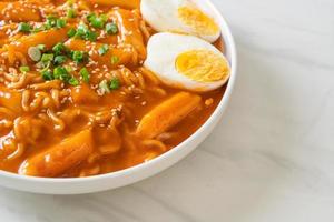 fideos instantáneos coreanos y tteokbokki en salsa picante coreana - rabokki foto