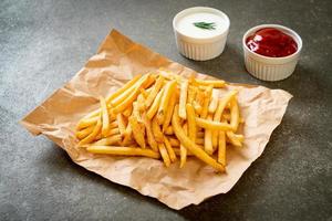 papas fritas con crema agria y salsa de tomate foto