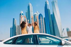 viaje en coche de verano y familia joven de vacaciones foto