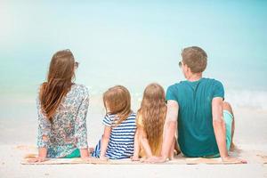 foto de familia feliz divirtiéndose en la playa. estilo de vida de verano