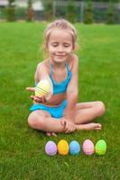 niña hermosa sosteniendo un huevo de pascua foto