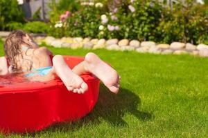 primer plano de las piernas de una niña en la piscina foto