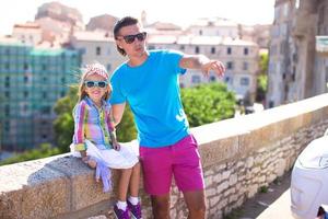 padre y su pequeña hija al aire libre en la ciudad de bonifacio, córcega foto