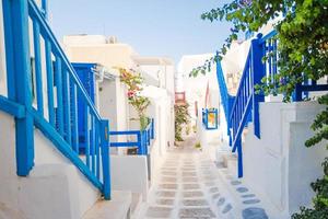 las estrechas calles de la isla con balcones azules, escaleras y flores.