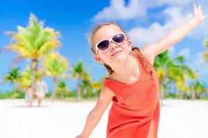 primer plano de una adorable niña durante las vacaciones en la playa divirtiéndose foto