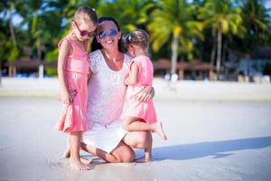 familia feliz divirtiéndose durante las vacaciones en la playa foto