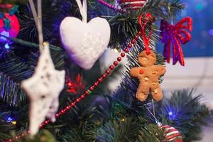 hombre de pan de jengibre en el árbol de navidad foto