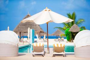 tumbonas y sombrillas en un hermoso resort tropical foto