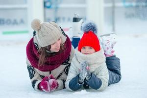 retrato de niña adorable con su mamá patinando foto