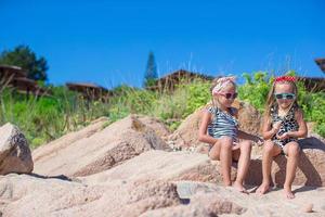 adorables niñas se divierten en la playa blanca durante las vacaciones foto