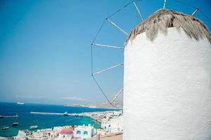 antiguos molinos de viento tradicionales sobre la ciudad de mykonos. foto