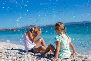 adorables chicas lindas se divierten en la playa blanca durante las vacaciones foto