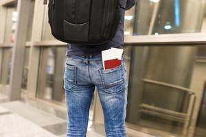 cierre los pasaportes y la tarjeta de embarque en el bolsillo de los jeans en el aeropuerto foto