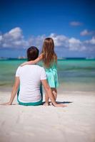 adorable niña y papá joven en la playa tropical foto