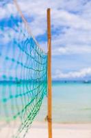 red de baloncesto en la playa blanca tropical foto