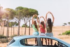 viaje en coche de verano y familia joven de vacaciones foto