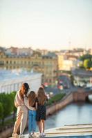 familia en la azotea disfrutando de la hermosa puesta de sol en san petersburgo en rusia foto