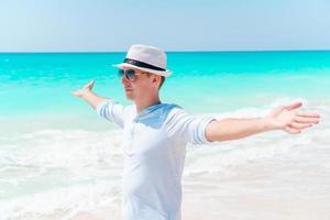 joven en la playa tropical blanca foto