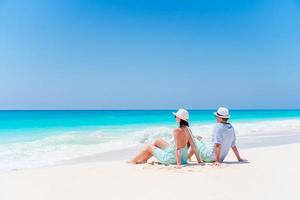 joven pareja en playa blanca durante las vacaciones de verano. foto