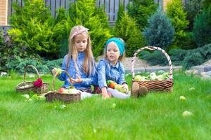 dos niñas con cestas llenas de cosecha de tomates foto