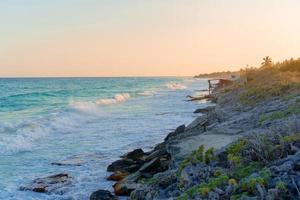 la orilla del mar y las piedras cierran el fondo en cuba foto