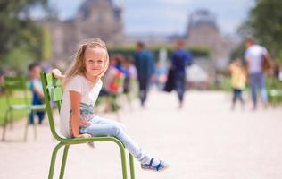 adorable niña al aire libre en los jardines de las Tullerías, París, Francia foto