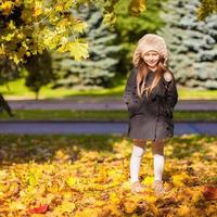 niña hermosa en el prado de otoño en un día soleado de otoño foto