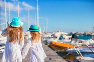 adorables niñas caminando en un puerto el día de verano foto