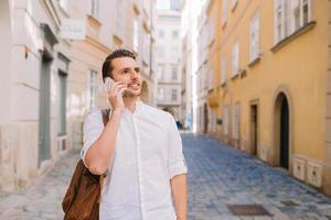 joven de fondo la vieja ciudad europea tomar selfie foto