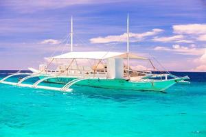 gran catamarán en mar abierto turquesa cerca de la isla de bohol foto