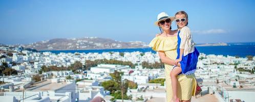 madre feliz y niña adorable en mykonos durante las vacaciones griegas de verano foto