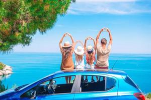 viaje en coche de verano y familia joven de vacaciones foto