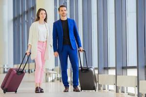 pareja con equipaje en el aeropuerto internacional. hombre y mujer aterrizando foto