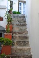 escalera antigua y arquitectura tradicional en la isla de santorini en fira, grecia foto