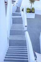 colorida escalera antigua y arquitectura tradicional en la isla de santorini en fira, grecia foto