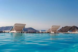 borde de la piscina en el acantilado de santorini, grecia foto