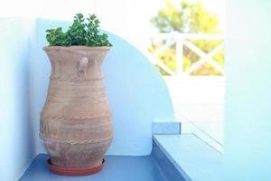 cerámica grande con escena de la isla griega de la planta en santorini foto