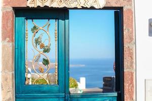 típica puerta azul con escaleras. isla de santorini, grecia